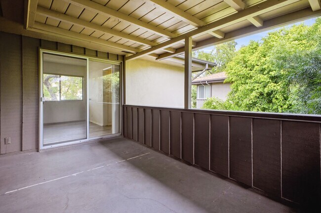 Building Photo - Bright & Spacious 2 Bed / 2 Bath Across from Caltech