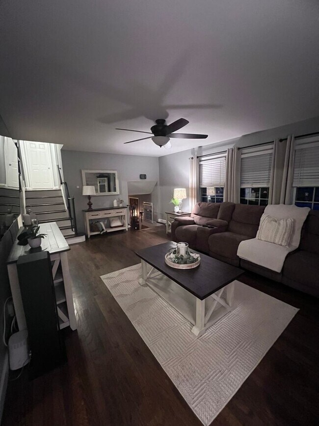 Building Photo - 724 Anna Pl