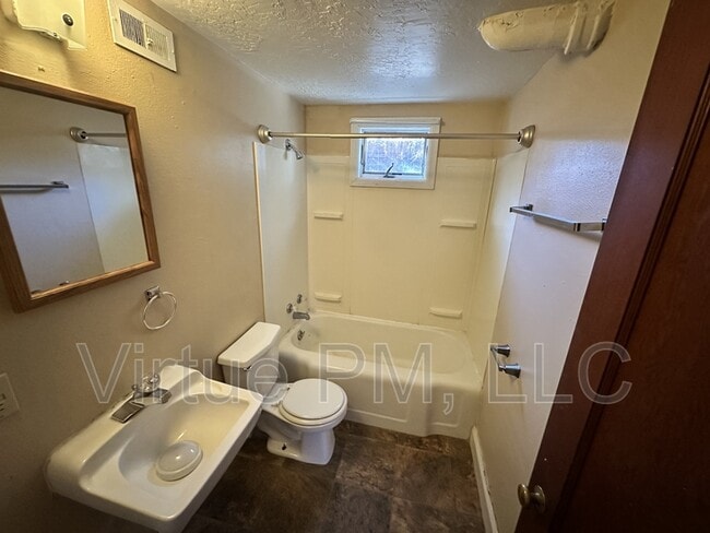 Building Photo - 1106 7th Ave