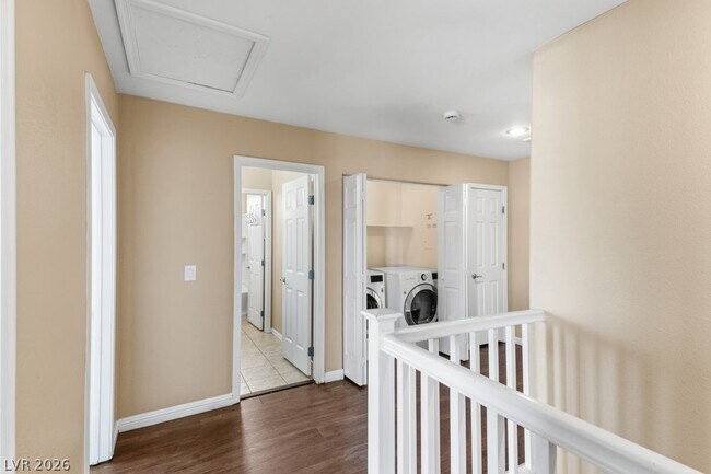 Building Photo - 527 Newberry Springs Dr