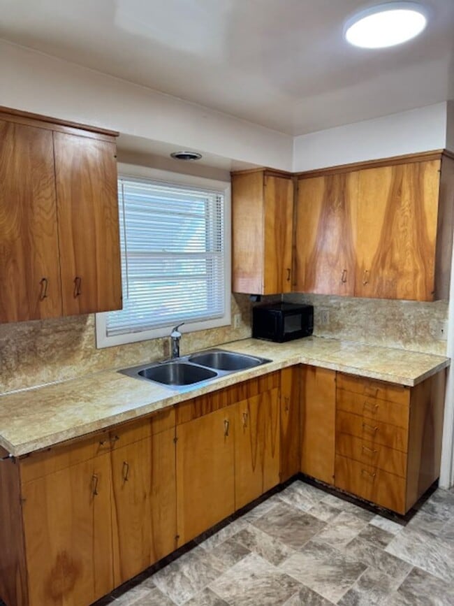 Building Photo - SINGLE LEVEL, 3 BEDROOM HOME WITH DETACHED...
