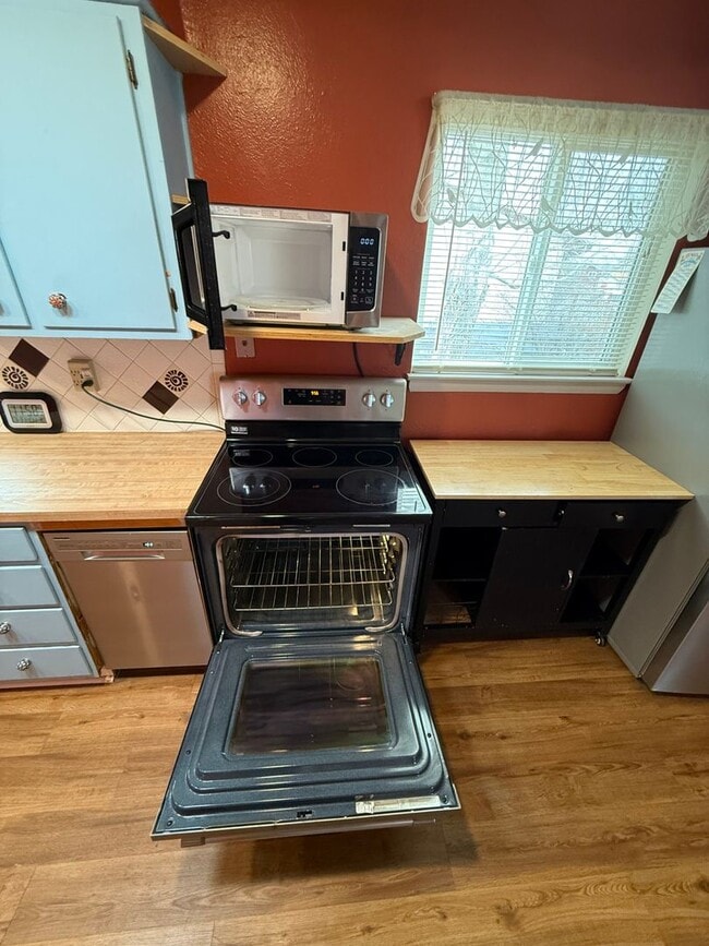 Building Photo - 4 Bedroom 2 Bathroom Home on Large Corner Lot with 2 Car Attached Garage In Great Neighborhood In...