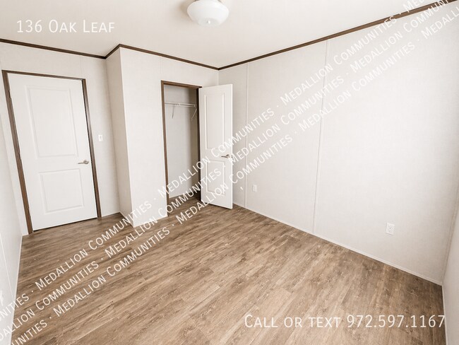 Building Photo - 136 Oak Leaf