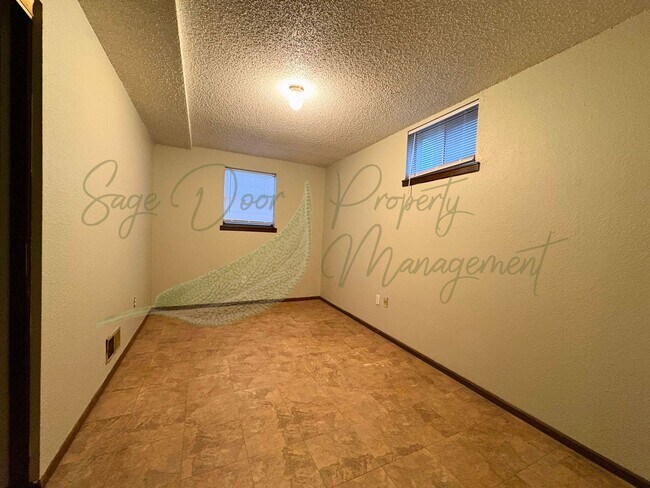 Building Photo - AVAILABLE NOW!!!!