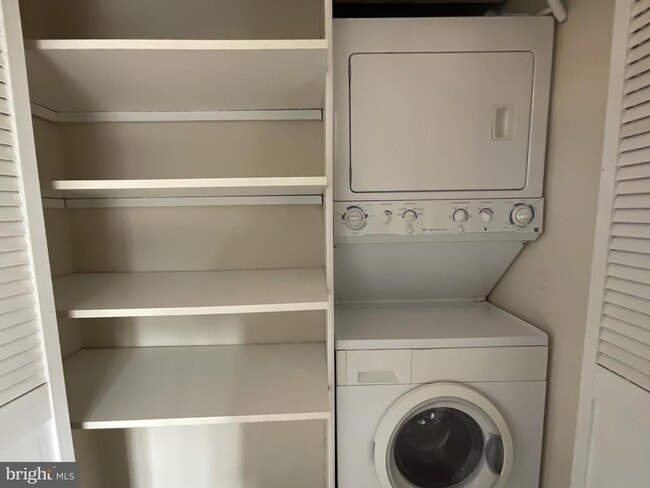 Building Photo - 1927 N Quaker Ln