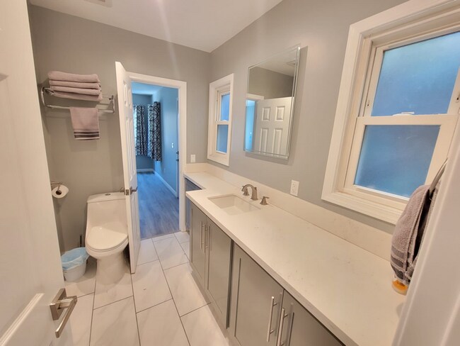 Building Photo - 1415 Stearns Dr