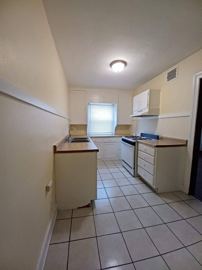 Building Photo - 2426 Benderwirt Ave