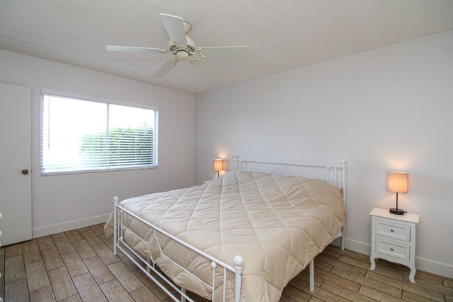 Building Photo - ** 2/2 FIRST FLOOR EMERALD LAKES BEAUTY RE...
