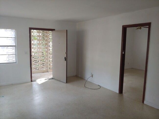 Building Photo - 2/1 Duplex Conveniently Located Just Off W...