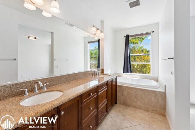 Building Photo - Modern 2 Bed, 2.5 Bath Townhome Available in Aliso Viejo!