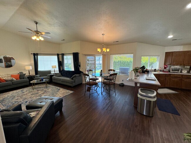 Building Photo - Paradise Cove Home!