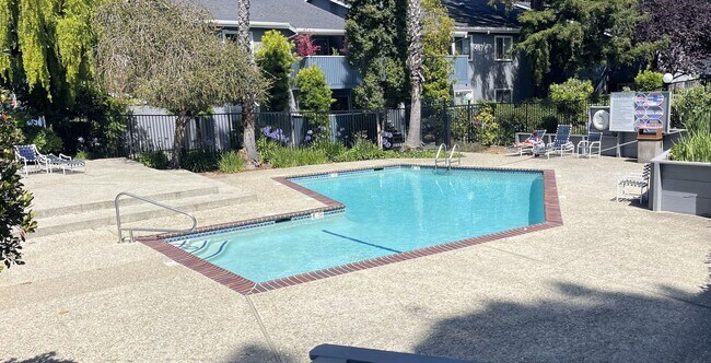 Building Photo - Modern 1st-Floor Studio with Resort Amenities & Prime Location