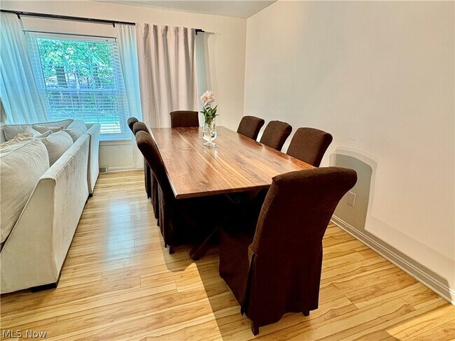 Building Photo - 6910 Carriage Hill Dr