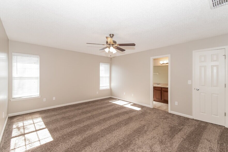 Building Photo - 8448 Pikes Peak Dr N