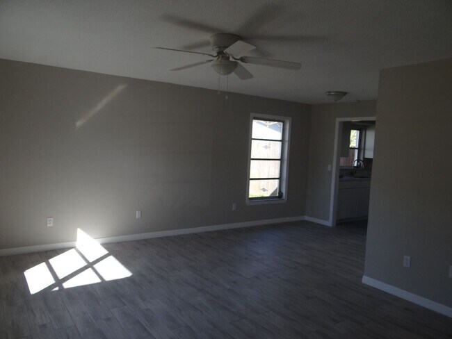 Building Photo - Annual Renovated Duplex 2 bed 1 bath 1 car...