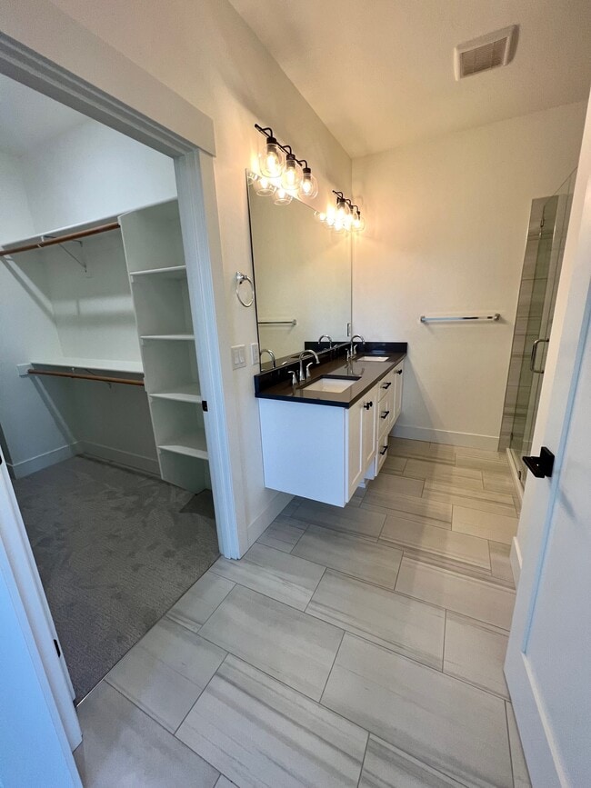 Building Photo - 210 Bogey Ln