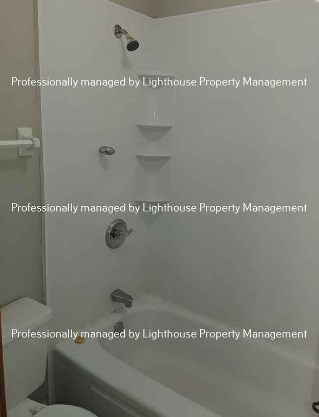 Building Photo - Relaxing townhome in Arlington with covere...