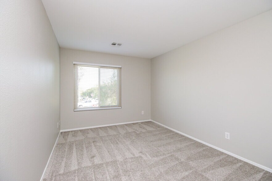 Building Photo - 30092 N Desert Willow Blvd