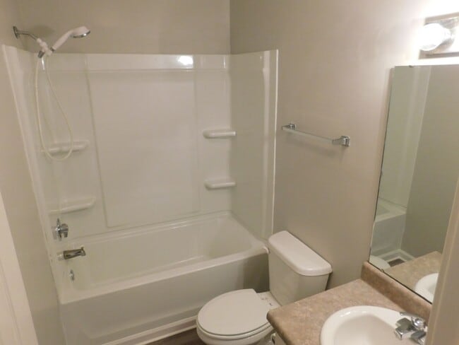 Building Photo - Charming Duplex in Havelock