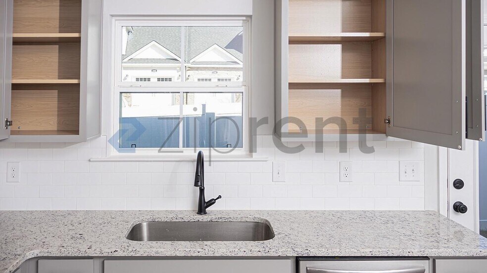 Building Photo - 532 Rohan Dr