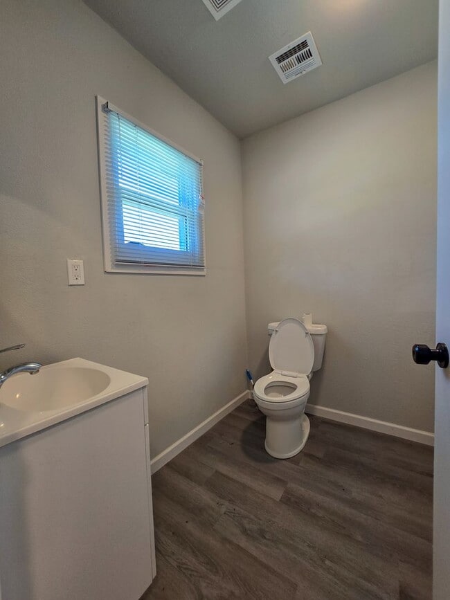 Building Photo - 3 Bedroom 1 Bath Home in Shawnee!