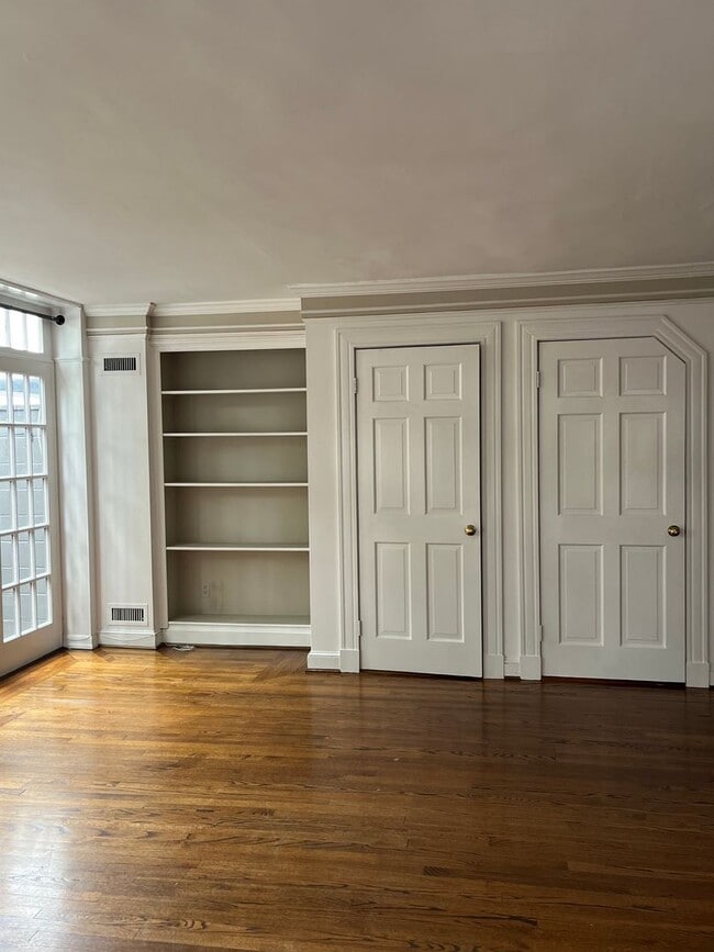Building Photo - -- AVAILABLE SEPTEMBER 4TH -- 2 BR / 1 BA Beautiful Historic Carriage House on Monument Ave! Avai...