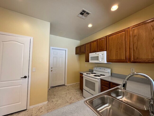 Building Photo - MOVE-IN SPECIAL! $400 OFF MOVE-IN – BEAUTIFULLY UPDATED 3 BEDROOM + OFFICE HOME IN GLENDALE!