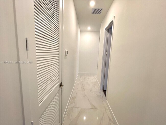 Building Photo - 11181 SW 92nd Ave