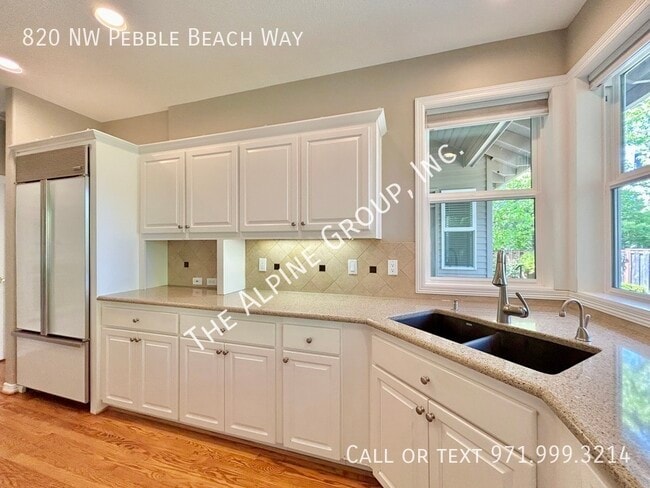 Building Photo - 820 NW Pebble Beach Way