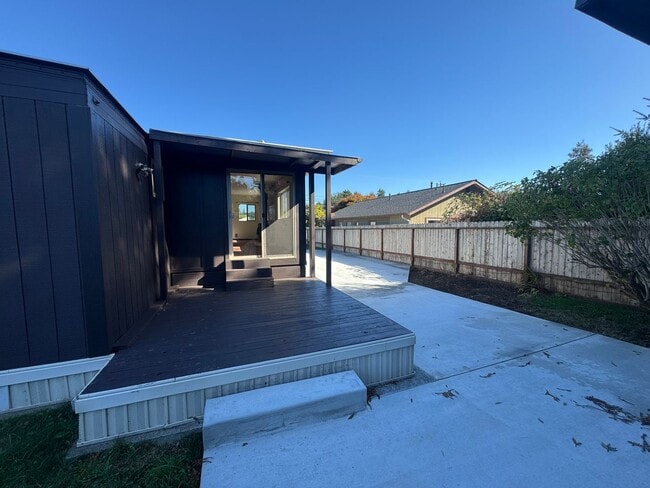 Building Photo - Sweet in-town mobile, very cute 1 bedroom ...