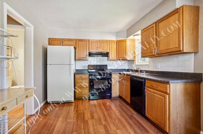 Building Photo - Updated 3Bed/2.5 Bath Duplex in Gladstone-...