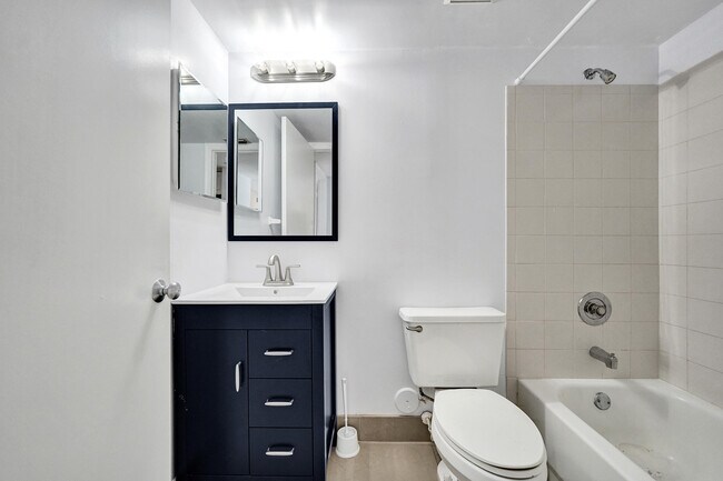 Building Photo - 1450 SE 3rd Ave