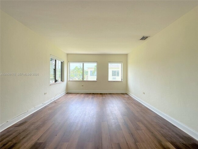 Building Photo - 1920 Biarritz Dr