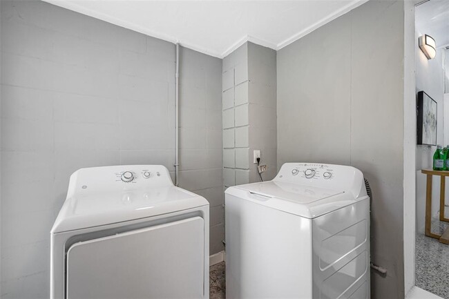 Building Photo - 4925 Camellia Way S