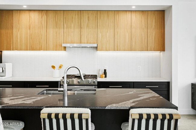 Building Photo - 4002 N 33rd Pl