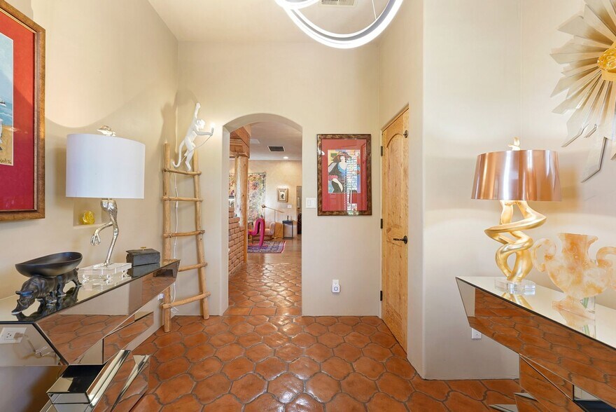 Building Photo - 28 Canon Escondido