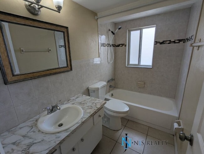 Building Photo - Beautiful 2/2/1 1600 Sq. Ft. with BONUS RO...