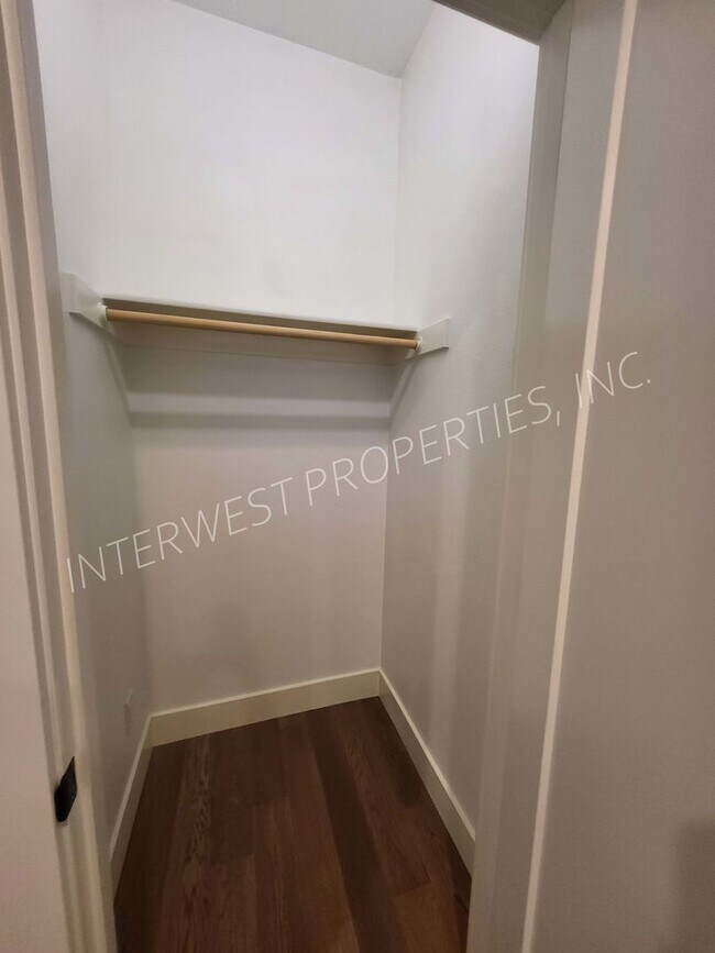 Building Photo - 4 bd 3.5ba dream home in the heart of the Woodlawn District w/Washer/Dryer, Garage & Gas Fireplace!