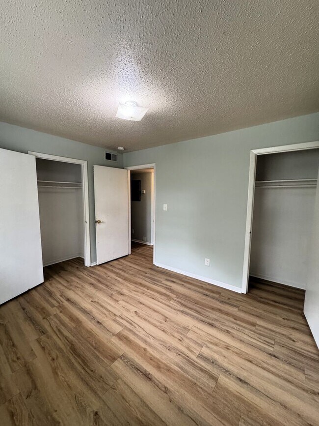 Building Photo - Move-In Special!!!