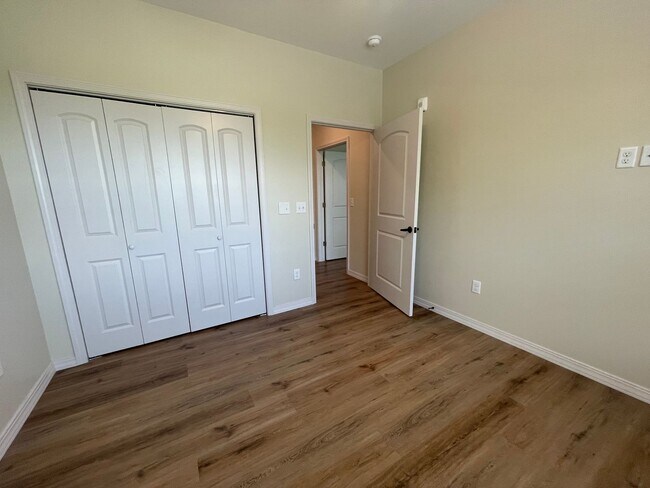 Building Photo - Golf Quarters - GQ 207