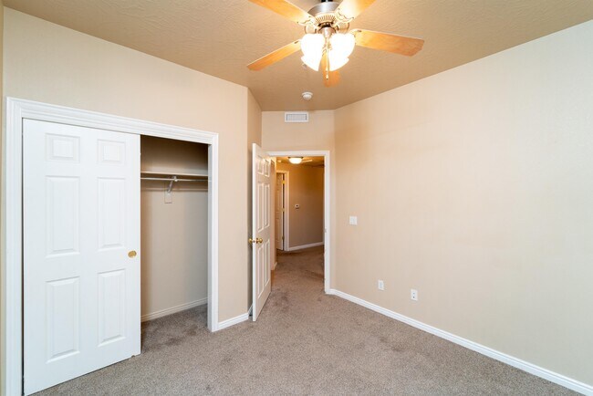 Building Photo - 184 S Valley View Dr