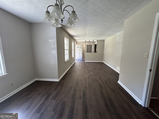 Building Photo - 2000 Forest Dr