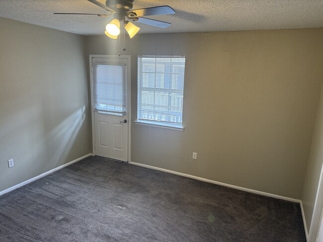 Building Photo - 820 Meadow Glen Ave