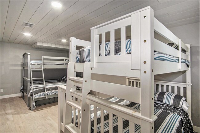 Building Photo - 2245 Lakeshore Dr