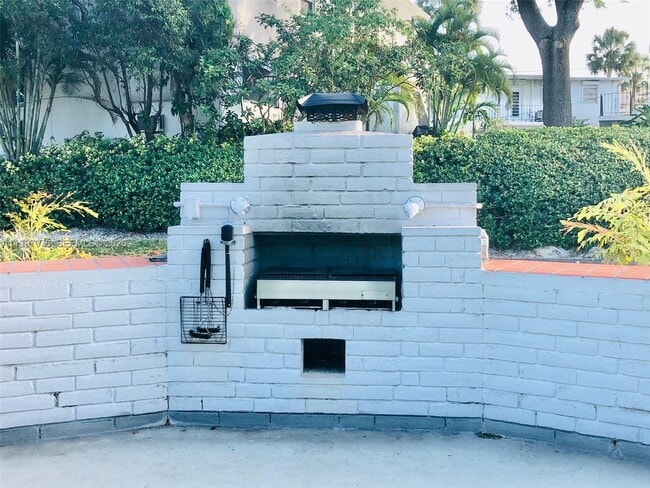 Building Photo - 1025 SE 15th St