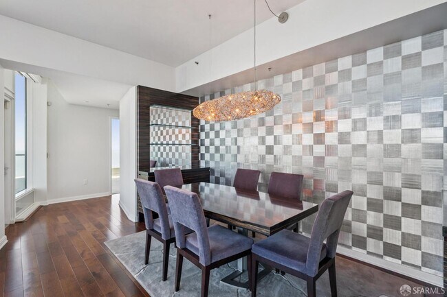 Building Photo - 425 1st St
