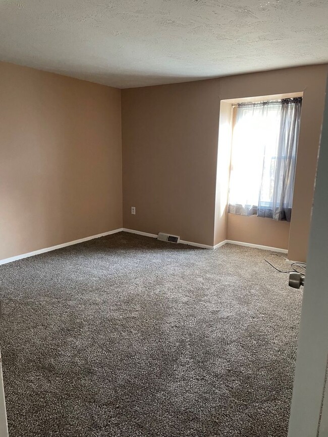 Building Photo - 910 SqFt 2 Bedroom Apartment
