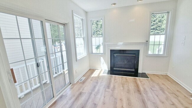 Building Photo - 3 Bed / 2 Full and 2 Half Bath Single Family Townhome