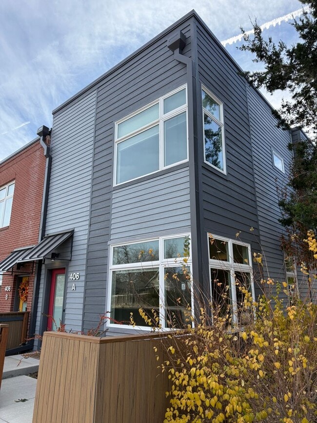 Primary Photo - Fresh-Modern-Convenient 2/3/2 Twnhome