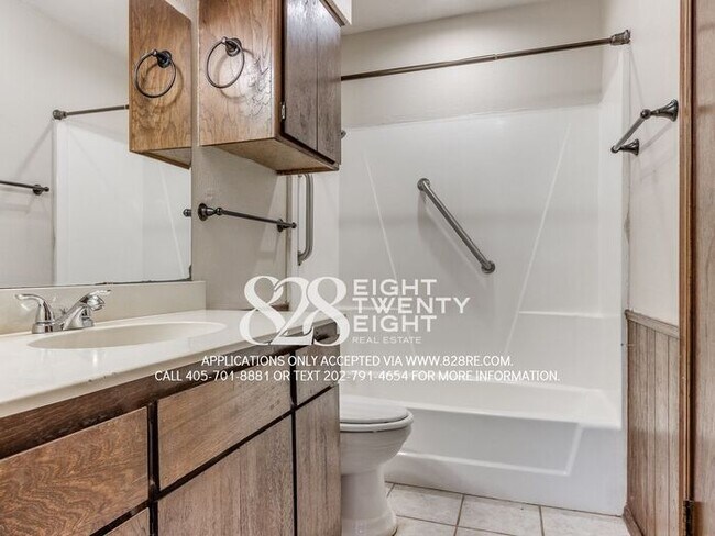Building Photo - West Norman 2 Bed/1 Bath Duplex WITH Fenced Backyard! AVAILABLE NOW!
